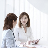 横並びに座った2人のスーツ女性