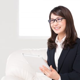 タブレットを持つメガネをかけたビジネスウーマン