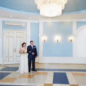 バンケットルームの幸せな新郎新婦