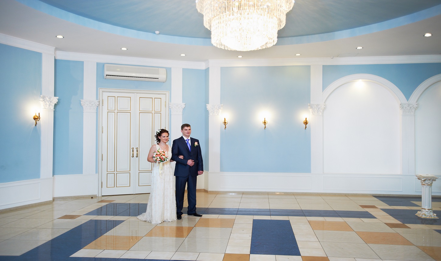 バンケットルームの幸せな新郎新婦