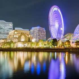 観覧車やホテルのライトに照らされたみなとみらいの夜景