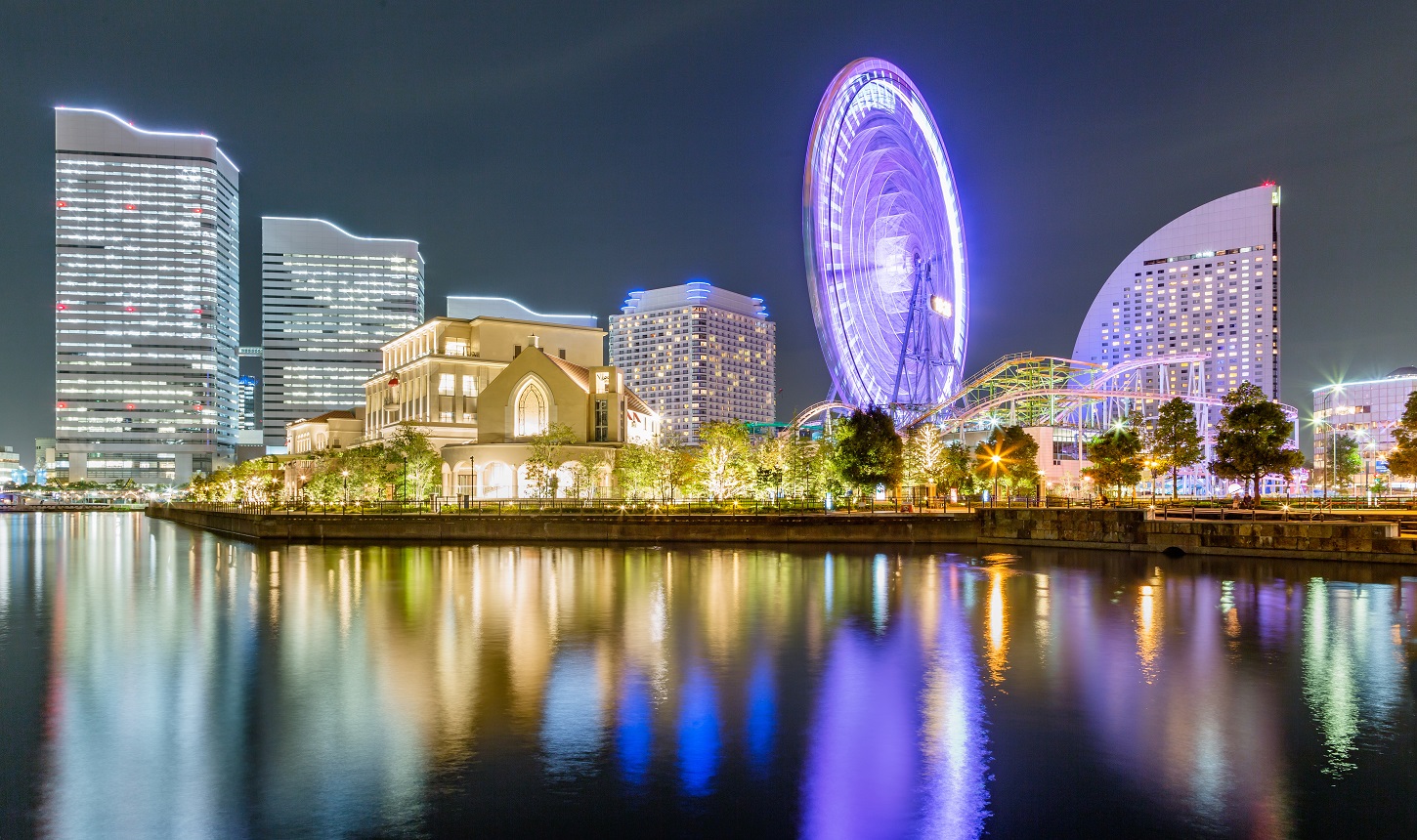 観覧車やホテルのライトに照らされたみなとみらいの夜景