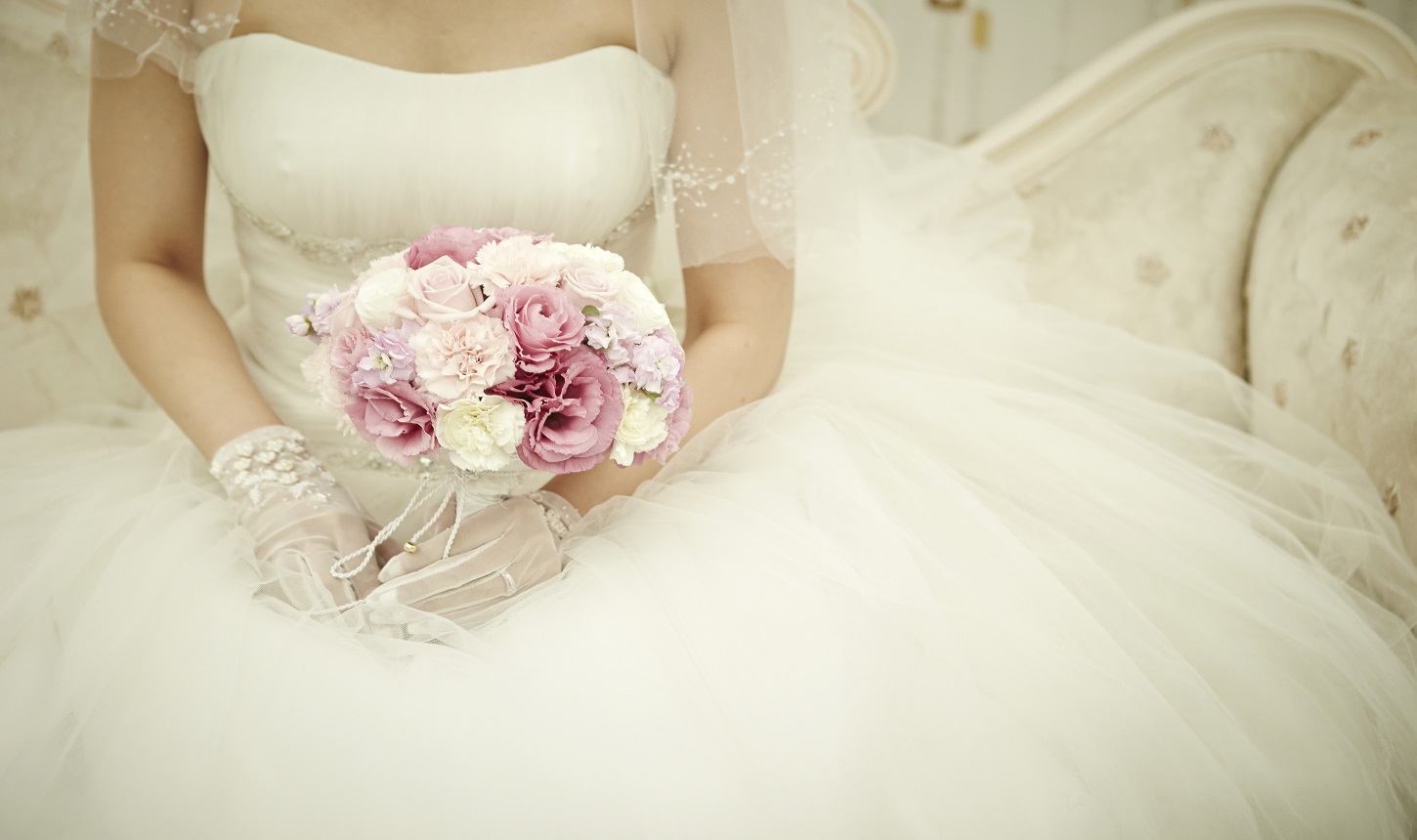 ブーケを手にオーガンジーのウェディングドレスを着た女性