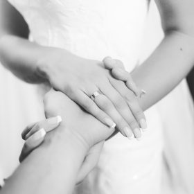 手を握り合うウェディングカップル