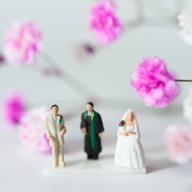 結婚式をする男女のミニチュア