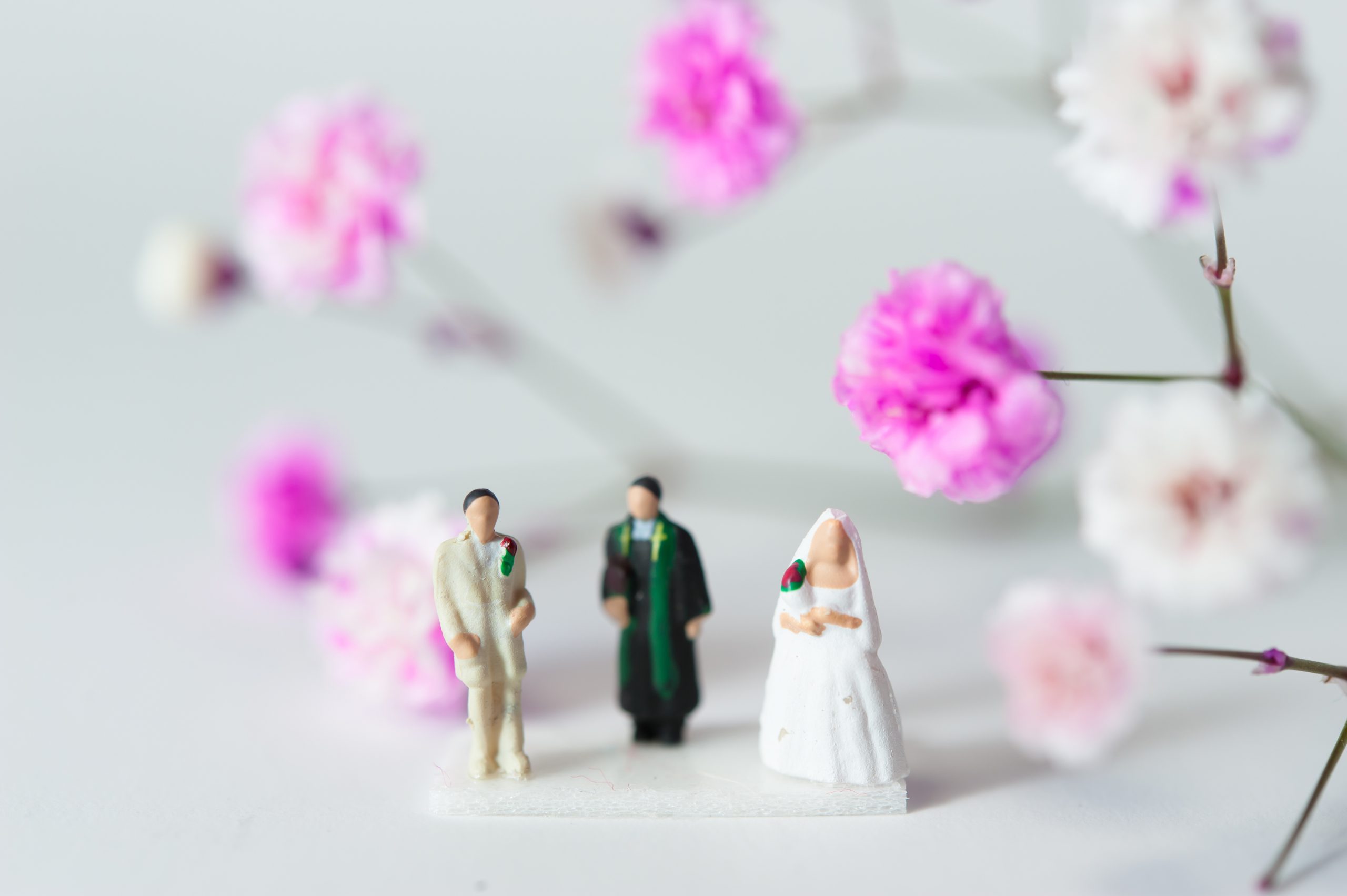 結婚式をする男女のミニチュア