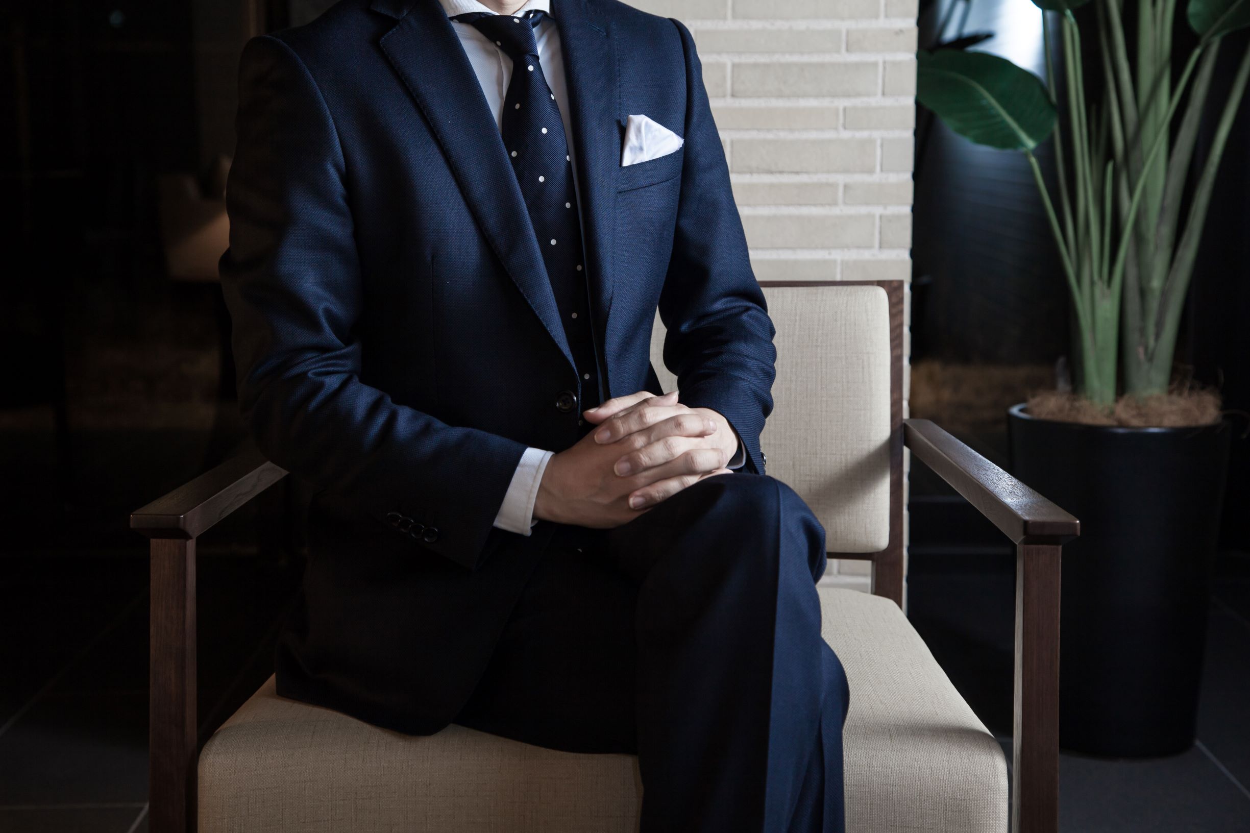 椅子に座るエクゼクティブ男性