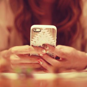 スマホを持つ若い女性