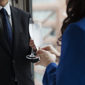 婚活パーティで乾杯する男性と女性