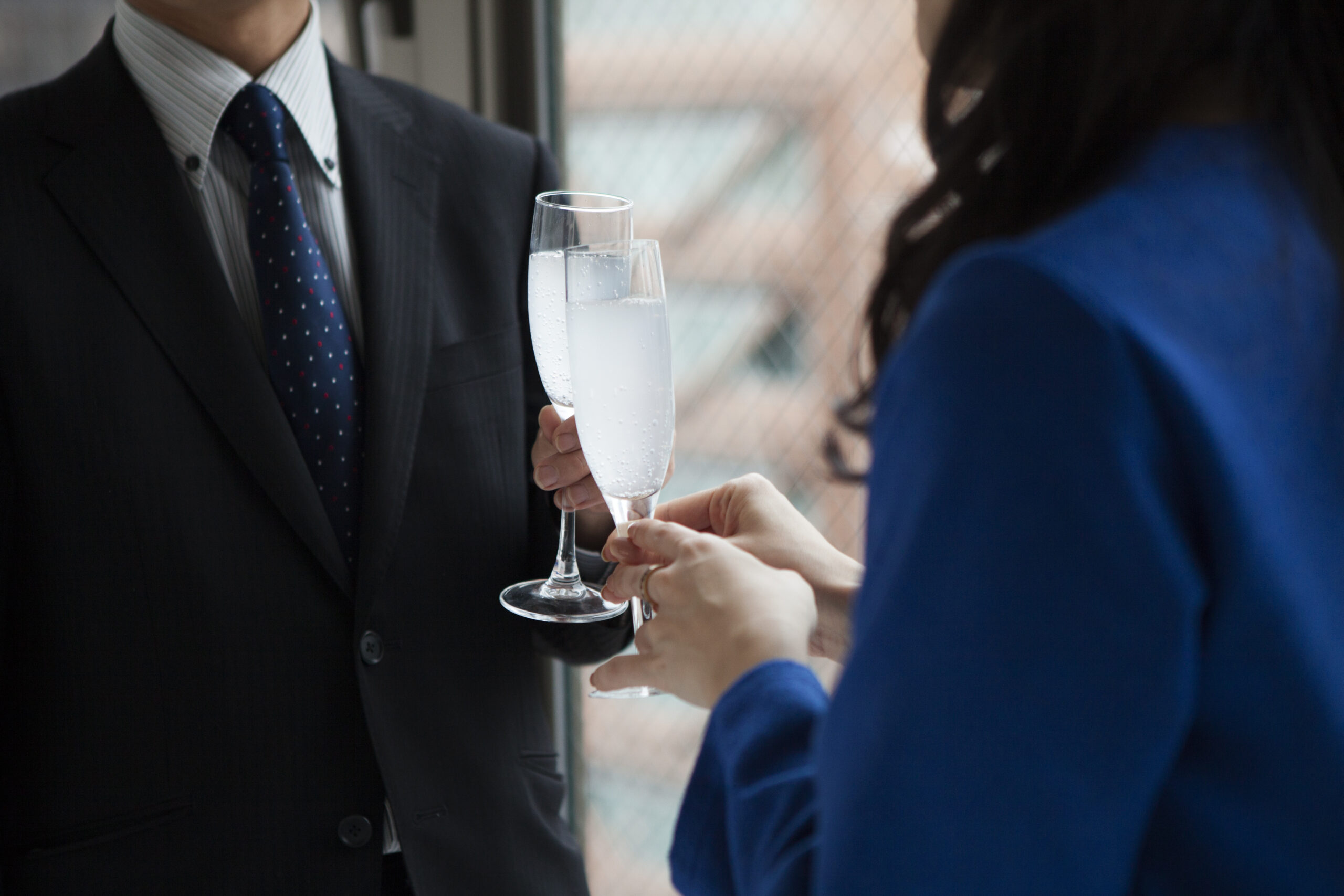 婚活パーティで乾杯する男性と女性