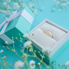 ティファニーブルーの箱に入った結婚指輪