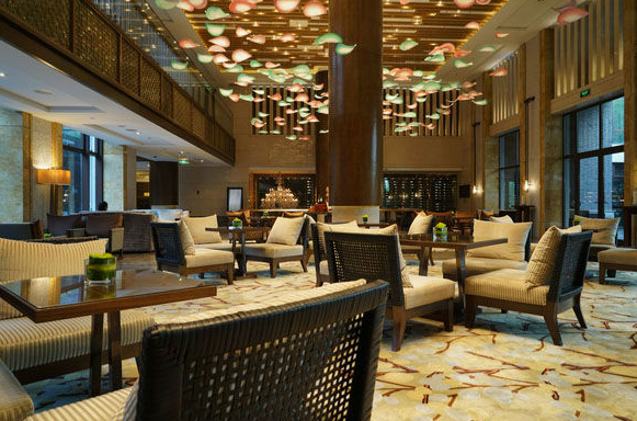 重厚なホテルのロビーラウンジ