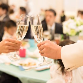 シャンパングラスで乾杯するカップル