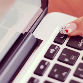 パソコンのKeyを打つ女性の手元