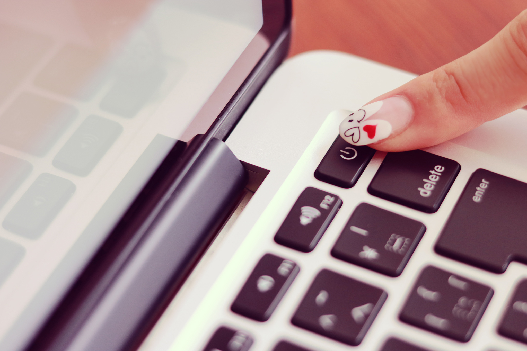 パソコンのKeyを打つ女性の手元