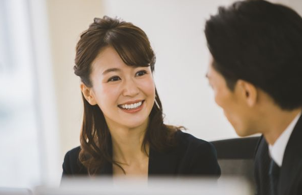 笑顔で会話をするカップル