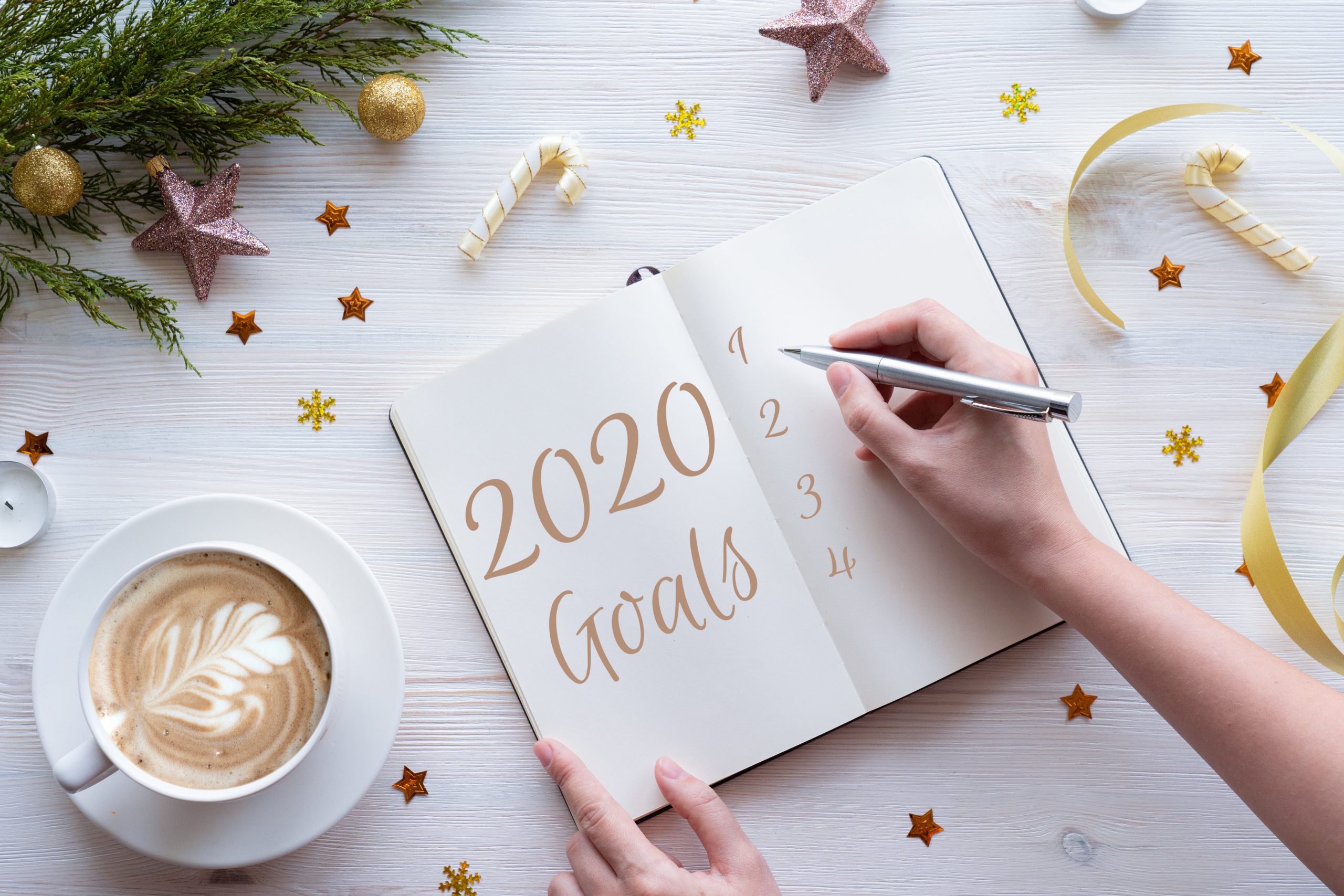 2020年の新年の目標をノートに書く女性