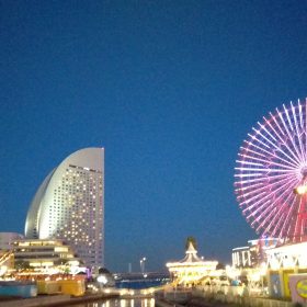 海辺の公園から見える観覧車とホテル群の夜景