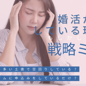 こめかみに手を当てて苦痛の表情をする女性