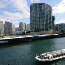 みなとみらいの川に掛かる橋と観光船