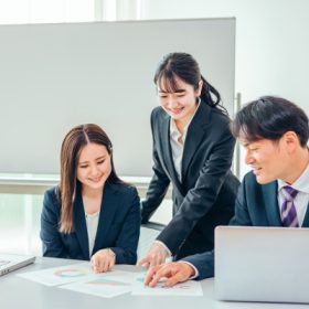会社で仕事をする3人の社員