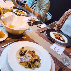 ホテルのランチコースを食べるカップル