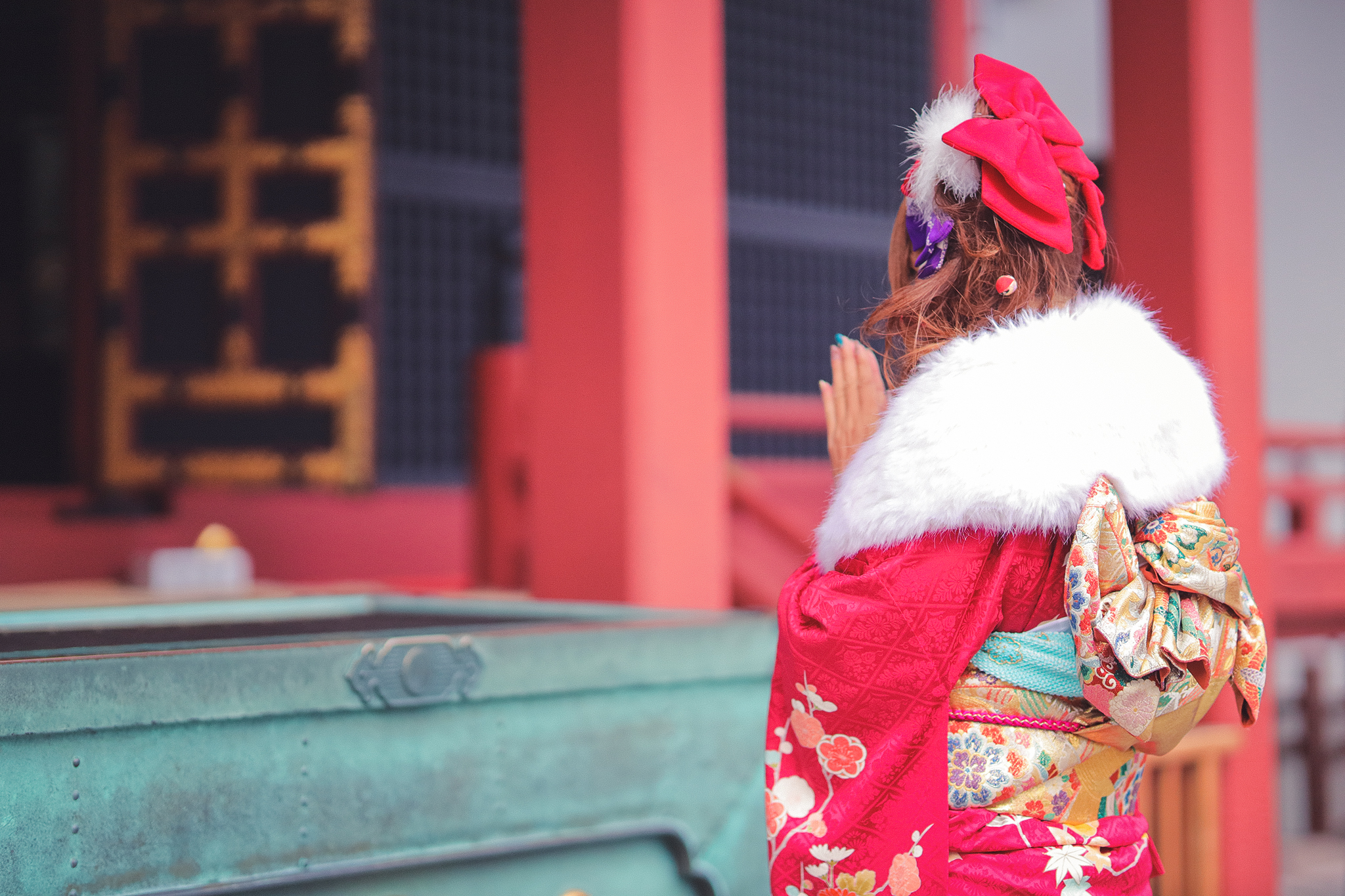 初詣をする赤い着物の女性