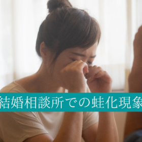 部屋で泣いているお団子ヘアの女性