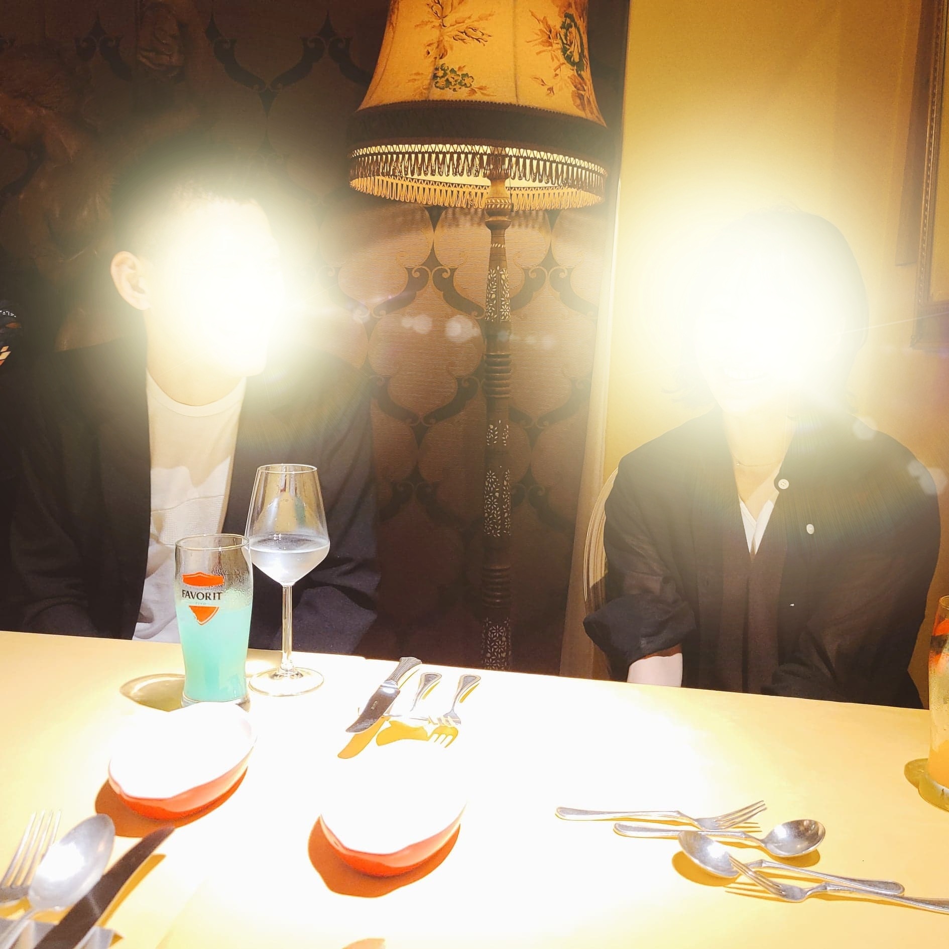 レストランで見つめ合う成婚カップル