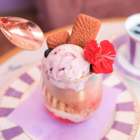 クッキーを添えたアイスクリームと金色のスプーン