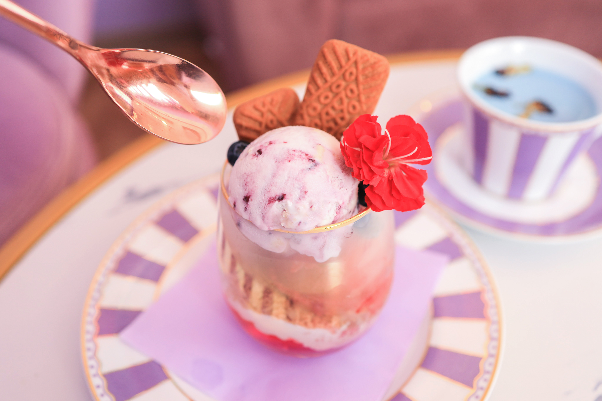 クッキーを添えたアイスクリームと金色のスプーン