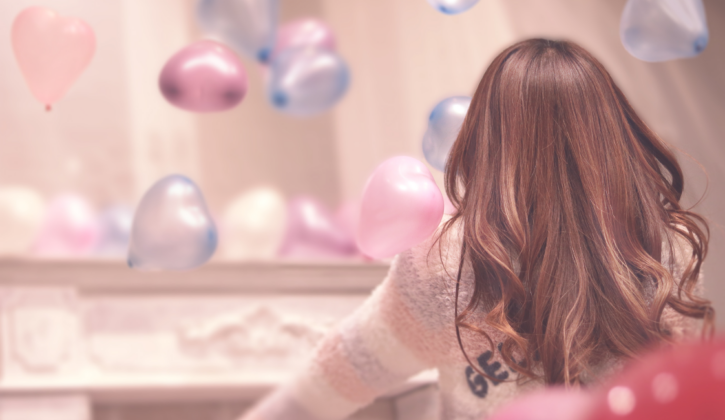 髪の長い若い女性の後ろ姿