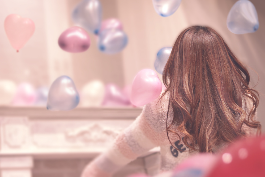 髪の長い若い女性の後ろ姿