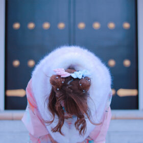 お辞儀をする初詣に来た婚活女性の女性