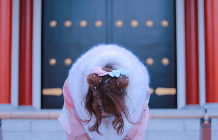 お辞儀をする初詣に来た婚活女性の女性