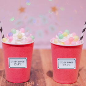 赤いテイクアウト用のカップに入った生クリームが乗った飲み物