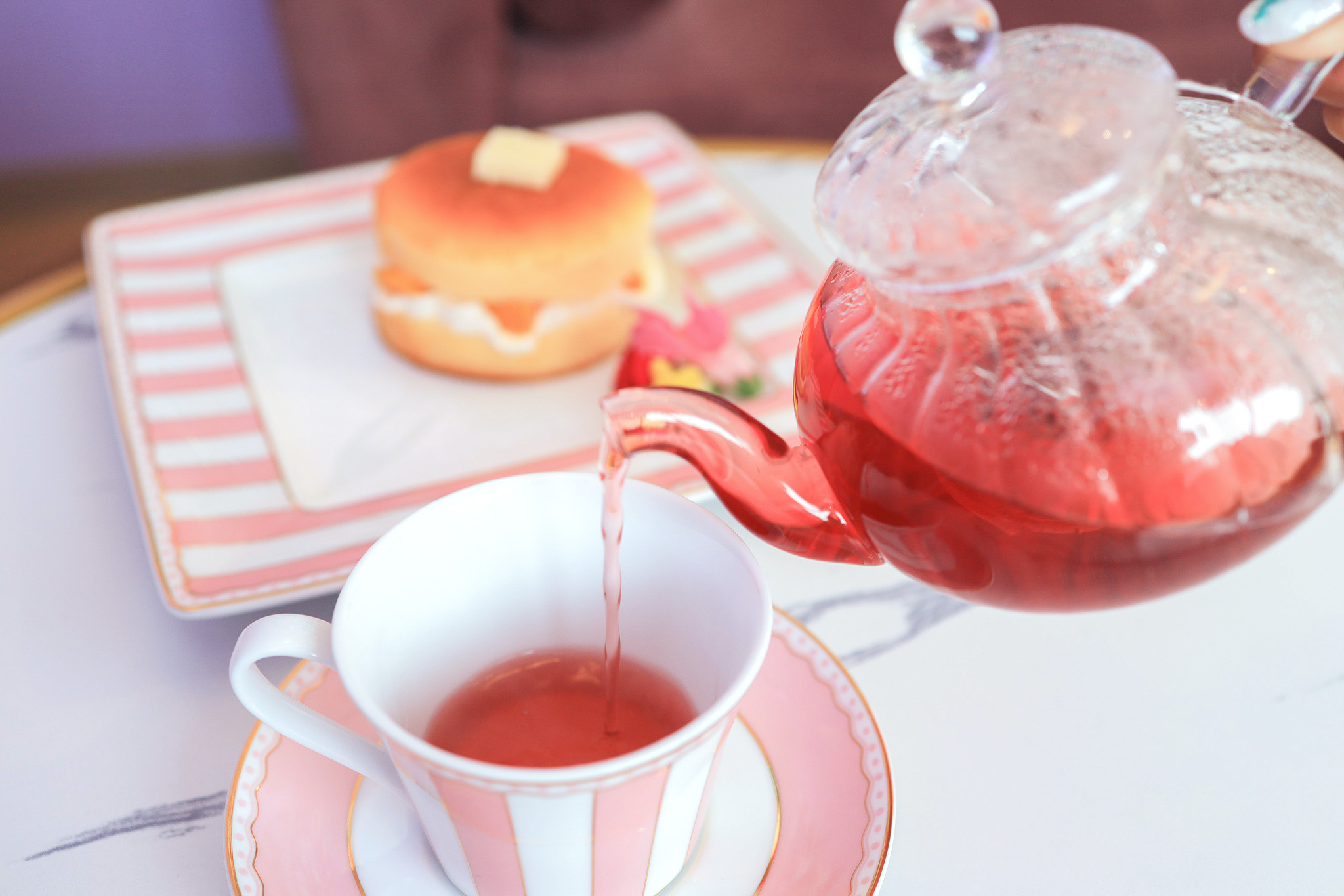 ホットケーキとピンクのカップアンドソーサーに注がれた紅茶
