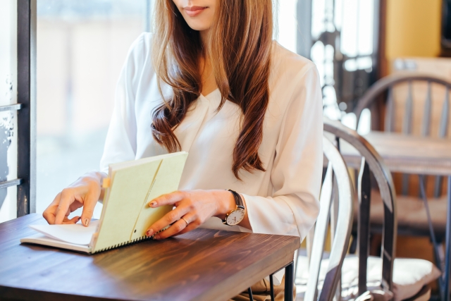 カフェでメニューを見る女性