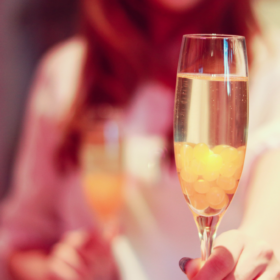 婚活パーティでシャンパングラスを持つ女性