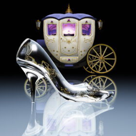 馬車の前に置かれたガラスの靴