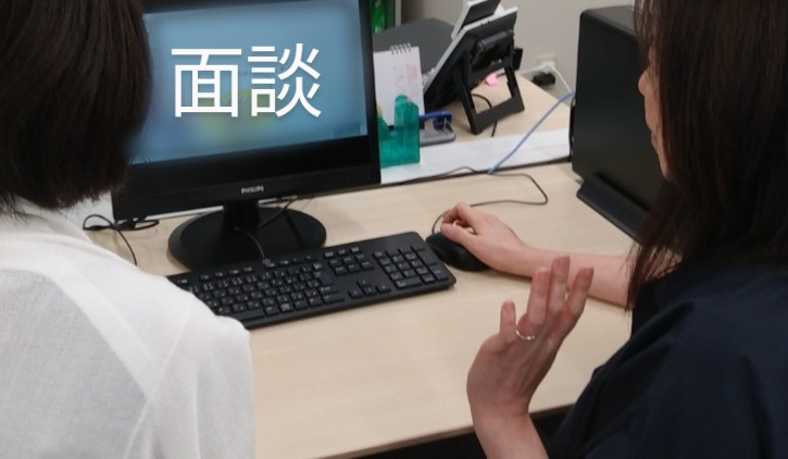 結婚相談所でパソコンを前に会員さんと面談をする結婚カウンセラー