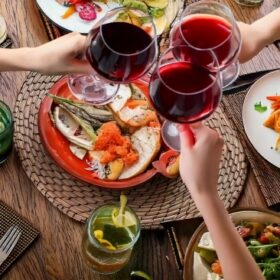 ホーム婚活パーティーでワインで乾杯する参加者
