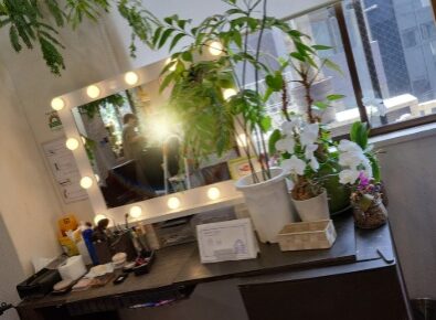 婚活写真撮影前にヘアメイクをするドレッサー