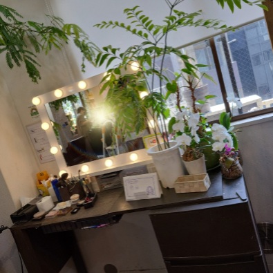 婚活写真撮影前にヘアメイクをするドレッサー