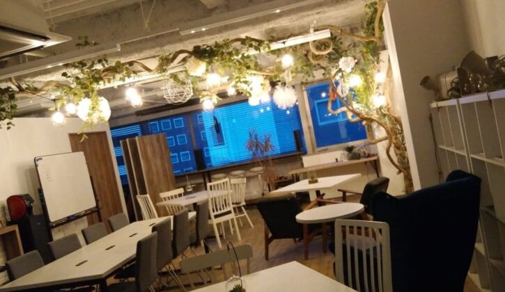 ライティングに照らされた小規模の婚活パーティ会場