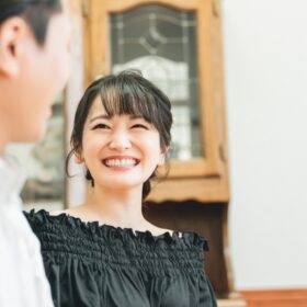 横浜結婚STORYの婚活パーティのお知らせ。男女が楽しそうにお茶を飲みながら会話している写真