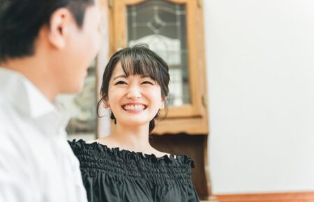 横浜結婚STORYの婚活パーティのお知らせ。男女が楽しそうにお茶を飲みながら会話している写真