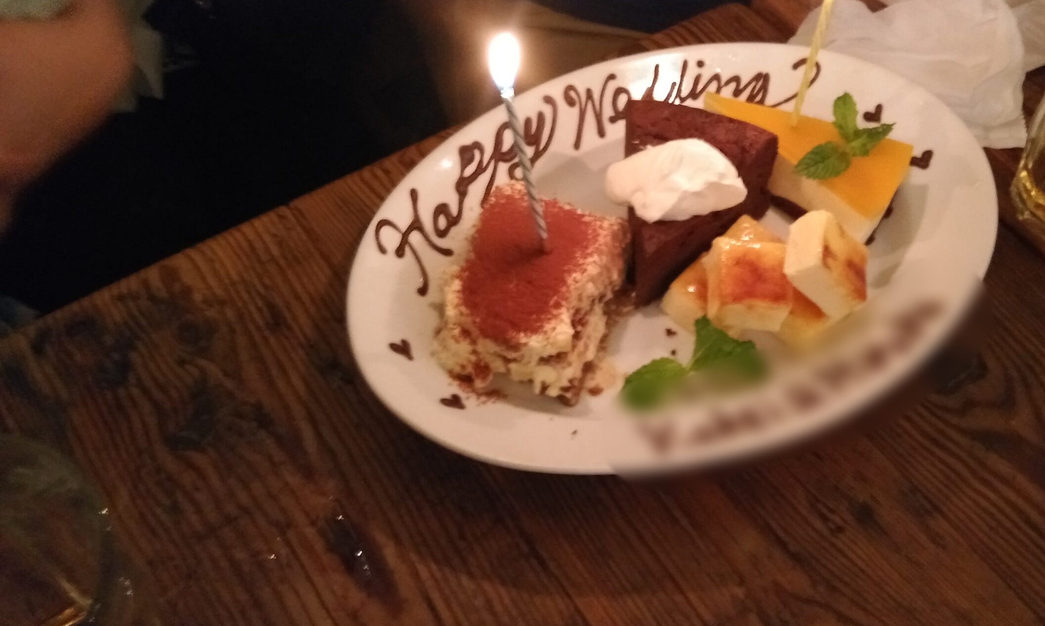 「成婚おめでとう」と書かれたサプライズプレート